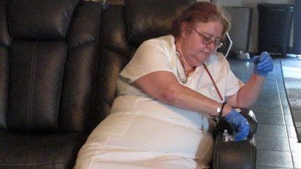 BBW nurse Vicki adventures with friends: L'infermiera Vicki dà a Breanna Il suo colpo nel culo...