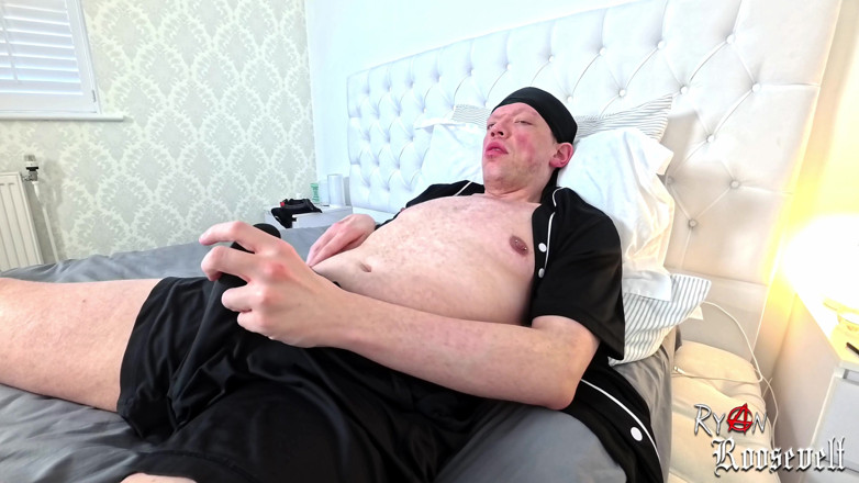 Ryan Roosevelt: Fetter ficker zieht seinen großen schwanz aus seinen shorts und...