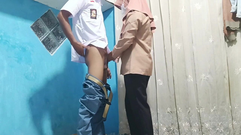 Rania: Öğretmen öğrencileri okuldan eve gelmeye davet ediyor