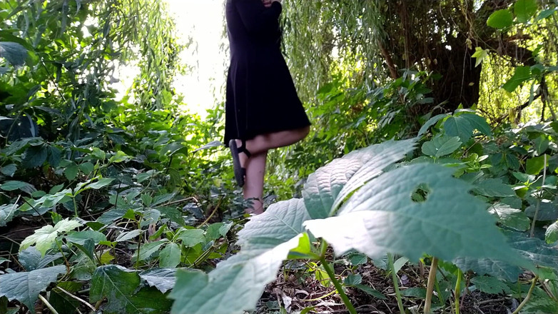 Elena: Mi toro le mutandine e faccio pipì potentemente all'aperto