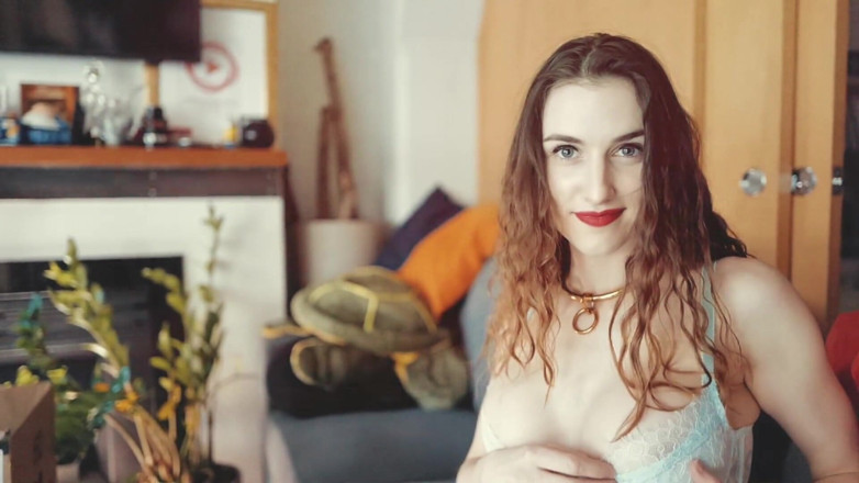Piper Blush: Sexy pohled na prsa 