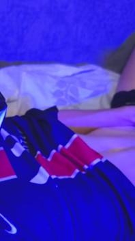 Joven jugador de fútbol llenando orgasmo y semen en el estómago