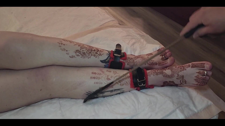 CrippleFreak4U: 私の美しいサイズ13の女性の足と長い脚が、ベルトと鞭で鞭打ちされ、手枷で縛られていた