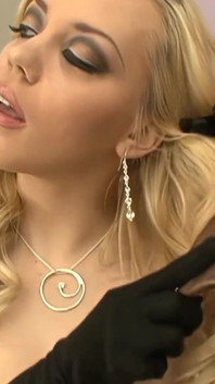 Baskın ve itaatkar lezbolar Adrianna Nicole, Lorelei Lee ve Annette Schwarz anal üçlü seks yapıyor.