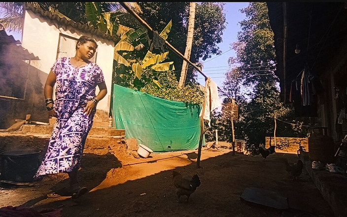 Harder299: Madrasta do interior me convida para o banheiro para fazer...