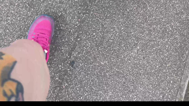 EeveeXo: Koştuktan sonra terli ayaklarımı yıkıyorum