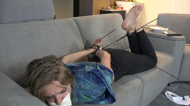 Restricting Ropes: Briga pela TV termina em cativeiro