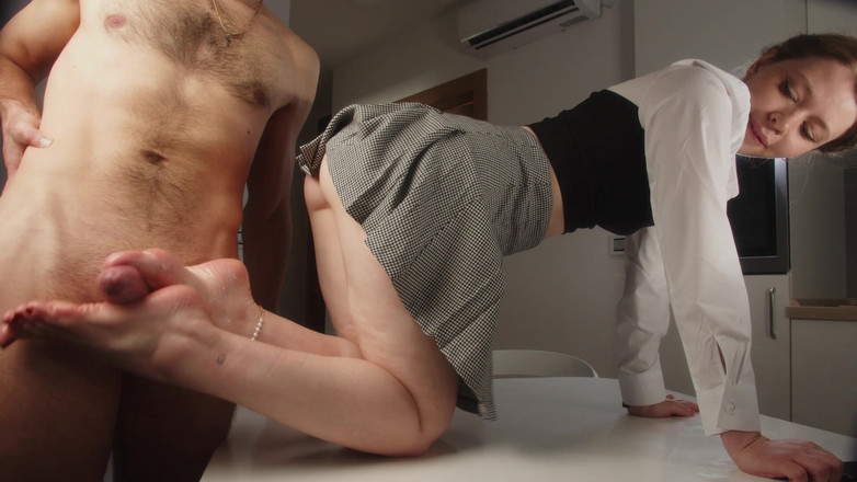 Spacenintenda: 新しいインターンの女の子の手コキ、フェラチオ、フットジョブ、そして足裏に射精