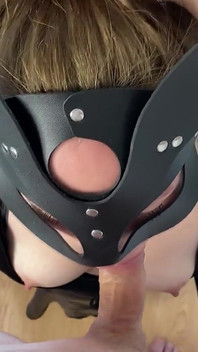 Оральный секс горячей красотки до тех пор, пока не получит сперму в ее рот!