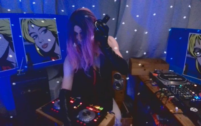 XXLUCYLUSHXX: Tits and Techno - ¿quién vería esto en livestream semanal?