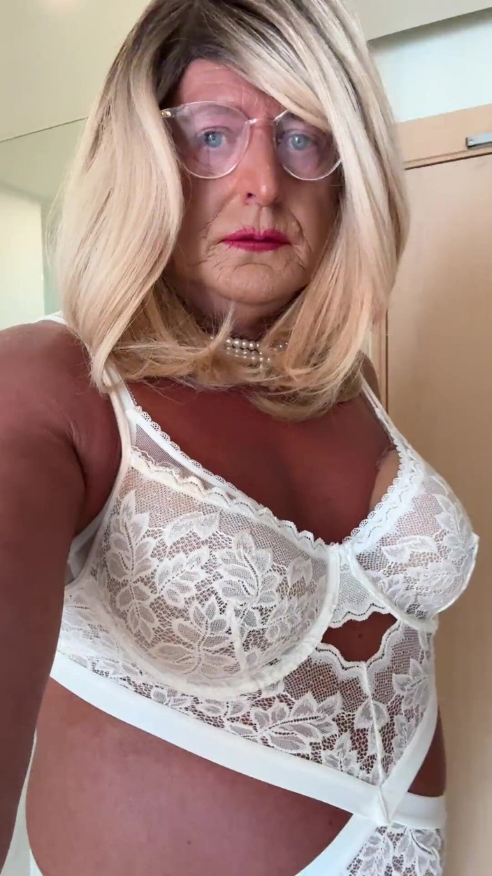 Kellycd2022: La sexy travestita kellycd2022 in lingerie bianca e calze