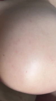 彼女の小さなお尻にオイルを塗り、その可愛いお尻を抱いた