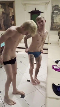 Dos chicos follan en la piscina