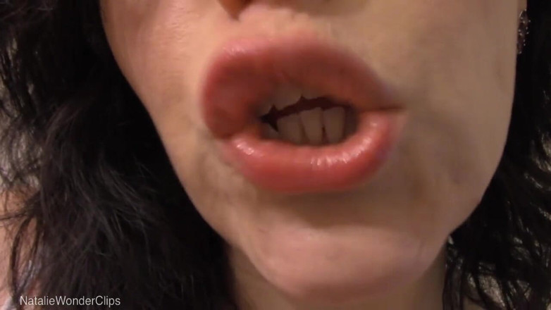 Natalie Wonder: Hochglanzlippen, so nass &amp;saftig - schmutzige sprechende lippen necken