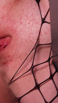 Gangbang perverso attraverso tutti i buchi