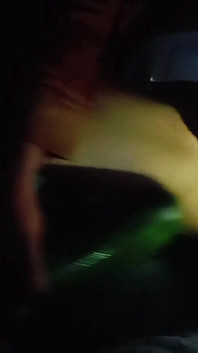 Pohledný chlapec si honí zadek extrémní