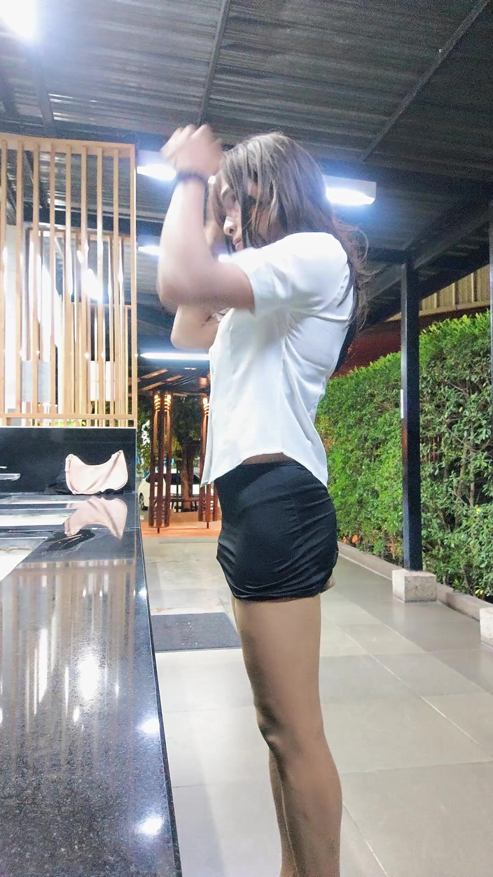 Menaiisd: Ma tapette se comporte comme une salope.