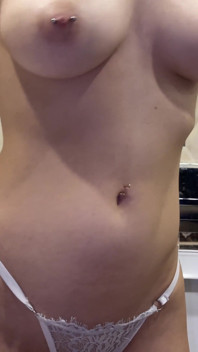 Compilazione di una figa rasata che piscia con un primo piano pad! Urine in bagno! POV!