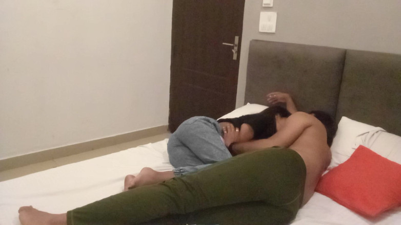 Indian college girls sex: 若いデジのインド人カップルが大学卒業後、お互いにロマンチックなセックスを楽しむ