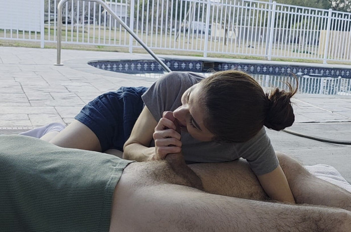 Annalee Blue: पूलसाइड मुख-मैथुन