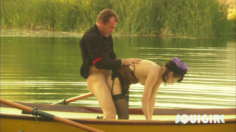 Squi girl: Cytherea este futută pe râu în canoe