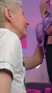 Koule femboy otroka zamčené a dívčí jazyk