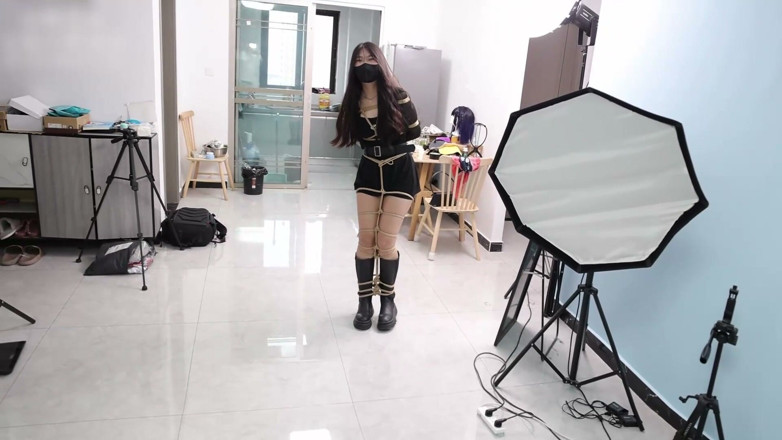 Asian bondage: Bağlı kız arkadaş oturma odasında dolaşıyordu, bu çok zordu.