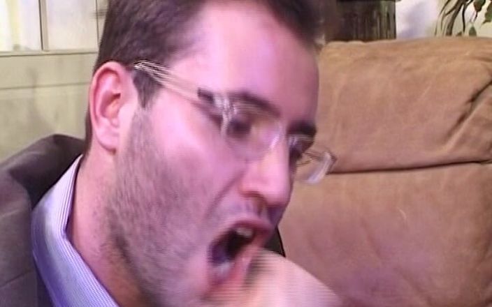 German's Fetish: このドイツの淫乱女がチンポをしゃぶって指を入れられるのを見て