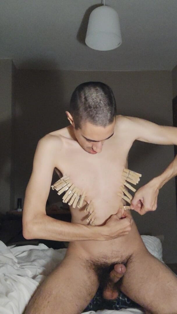 Slave Sparrow: Masturbuje s kolíčky na prádlo
