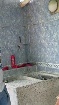 Vecinul meu mă ajută cu fixarea apei, și vecinul meu mă plătește cu corpul ei bogat oferindu-mi cel mai bun futai din viață