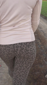 タイトなヒョウ柄のレギンスで私の歩く熟女のお尻を崇拝