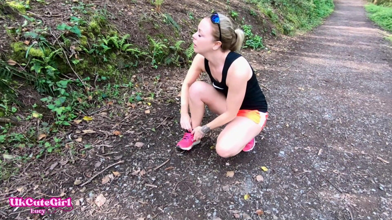 UKCuteGirl Lucy Lauren: Musel jsem venku stékat, zatímco jsi se díval: Zoufalé běhání