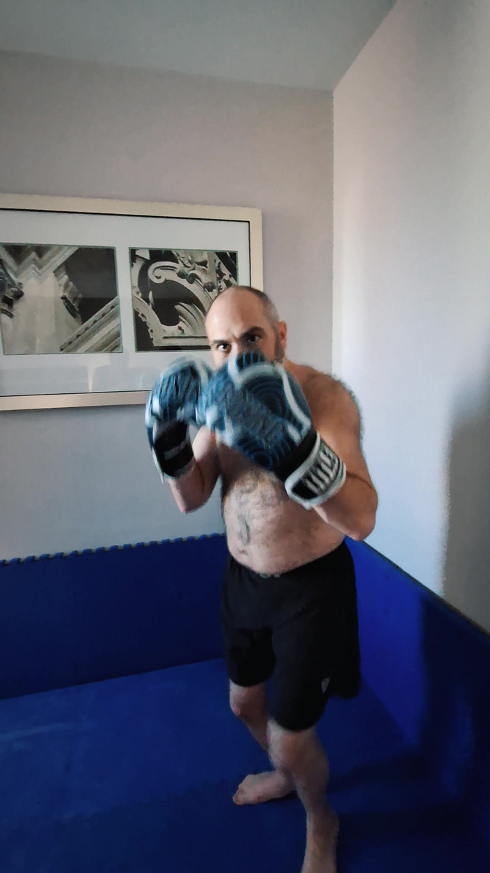 Combat and fetish: The Final Showdown on the Hotel Mats