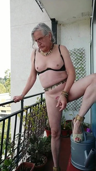 O Curvă Transsexuală Se Dă Mare Pe Terasă