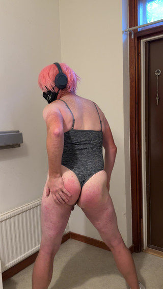 Julia Trans: Trany göte şaplak atıyor, taşaklara ve mastürbasyon yapıyor ve baba için...