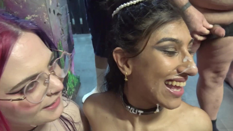 100% Amateur Gangbang and Bukkake from the UK!: Tiga cewek menawan berbagi kontol di kamar