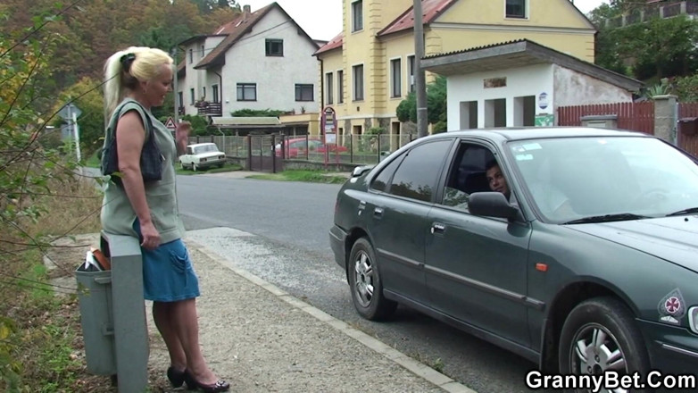 Granny Sluts: La nonna rurale volgare viene cremata