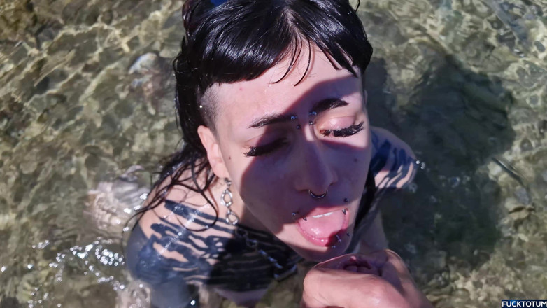 Fucktotum: Obciąganie na świeżym powietrzu nad morzem Od napalonego nieznajomego na plaży...