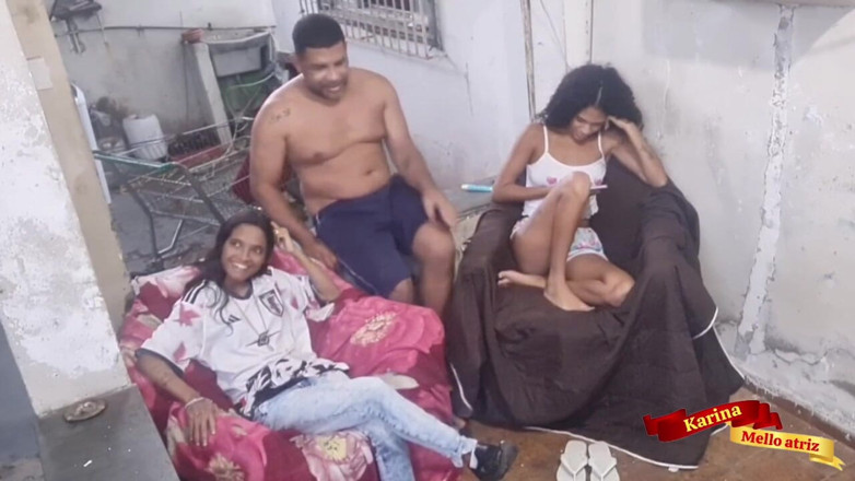 Karinamello: Um velho consegue fazer sexo com suas duas enteadas depois...