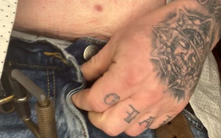 Tatted dude: Thoát y trêu chọc với hình xăm