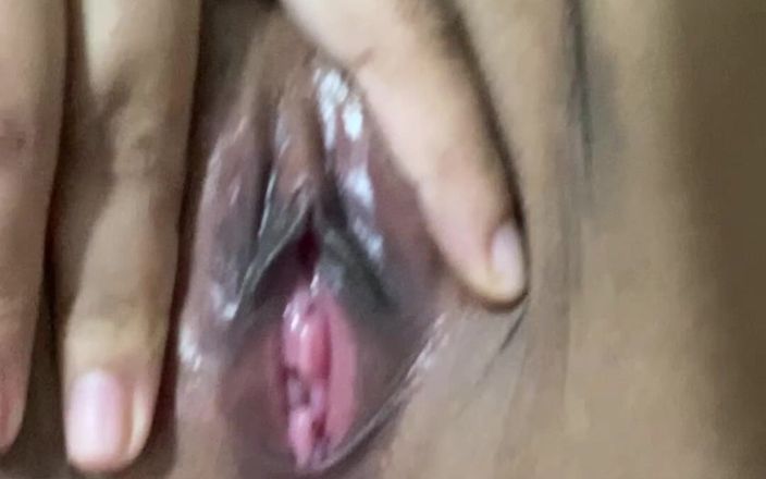 MissOfHoney: Cewek ini lagi asik masturbasi sampai muasin memeknya dengan sensual
