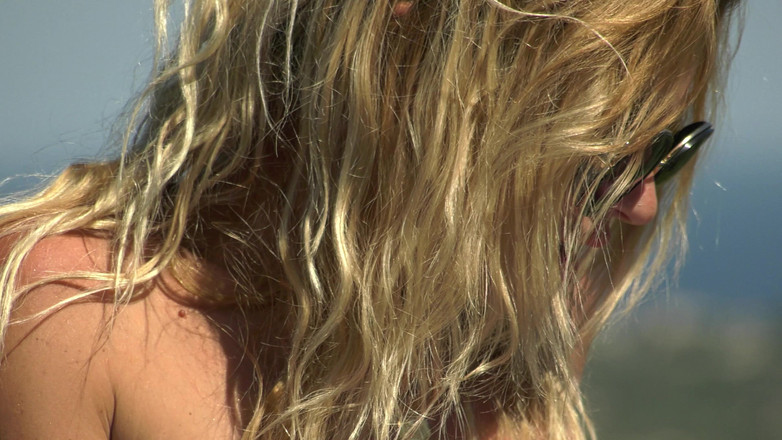 Nikky Thorne's Amateur Teen Casting: Peituda loira se masturbando na piscina