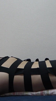 Apartamento solo de chicas en Japón, una habitación donde una chica haciendo ejercicio físico sexy con un mini vestido sexy, tanga y medias de rejilla negras