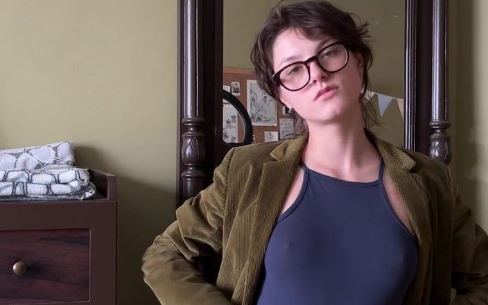 Karafuto404: Striptease met poesje vingerend close-up