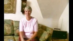 Mormor njuter av hennes håriga fitta