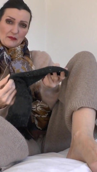 Masturbează-ți pula în șosetele mele împuțit, Miroase șosete împuțit, instrucțiuni de masturbare, vedere la persoana 1 cu doamna Victoria Valente
