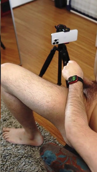 Daddybear спостерігає, як сам дрочить, оголюючи дупу і ноги