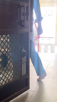 लड़की पहली बार पड़ोसी के साथ सेक्स करने के लिए पड़ोसी की प्रेमिका को अपने घर लाती है, पड़ोसी को बहकाया