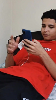 सौतेला बेटा अपनी गर्म सौतेली माँ को देखने के लिए कोठरी में छिप जाता है और उसे चोदता है