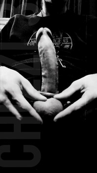B&w gioca con il cazzo con sborrata